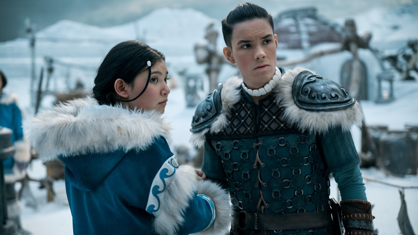 Kiawentiio como Katara, e Ian Ousley como Sokka em Avatar: O Último Mestre do Ar (Divulgação / Netflix)