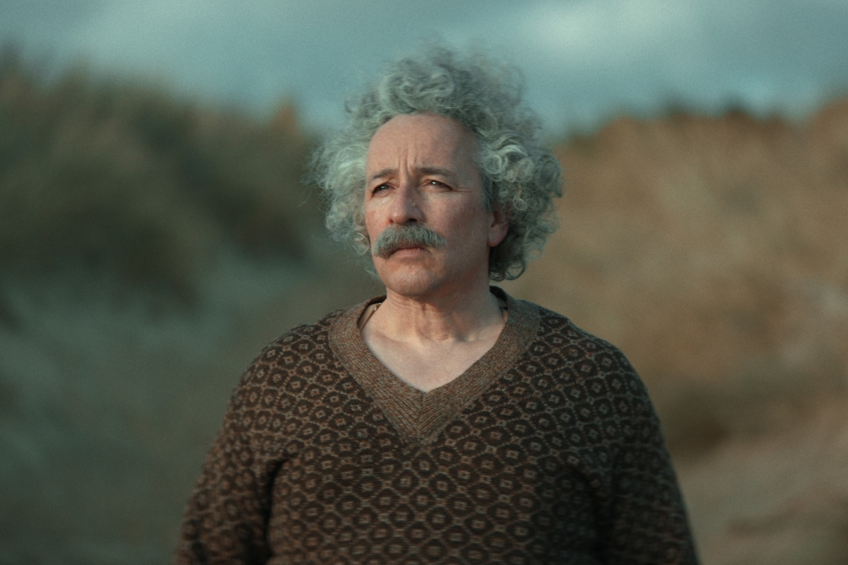 Aidan McArdle como Albert Einstein em Einstein e a Bomba (Divulgação / Netflix)