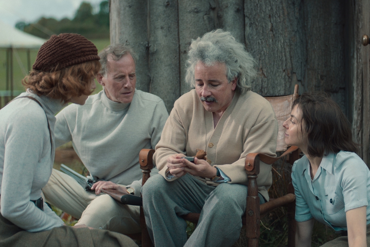 Helena Westerman como Barbara Goodhall, Andrew Havill como Locker-Lampson, Aidan McArdle como Albert Einstein, Rachel Barry como Margery Howard em Einstein e a Bomba (Divulgação / Netflix)