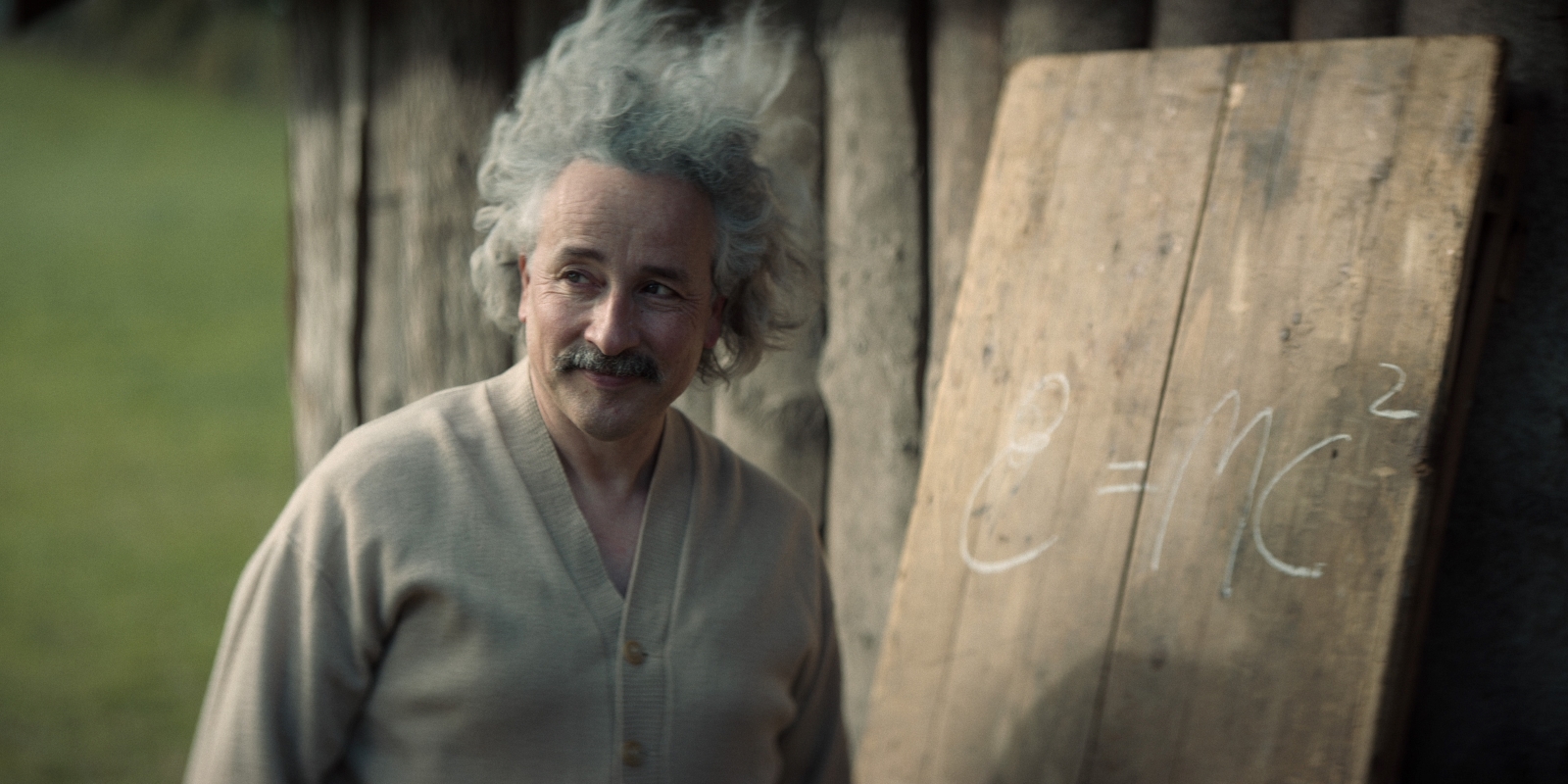 Aidan McArdle como Albert Einstein em Einstein e a Bomba (Divulgação / Netflix)