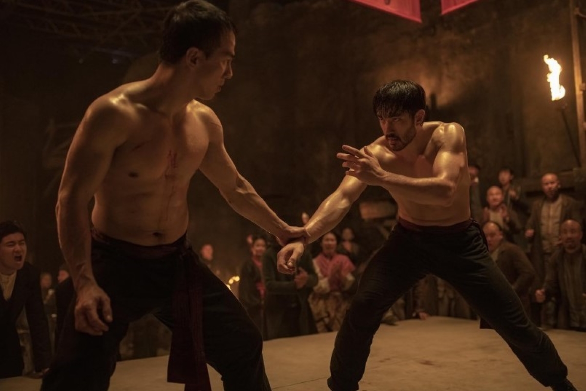 Joe Taslim e Andrew Koji em cena de Warrior (Reprodução)