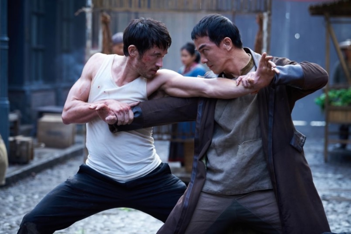 Joe Taslim e Andrew Koji em cena de Warrior (Reprodução)