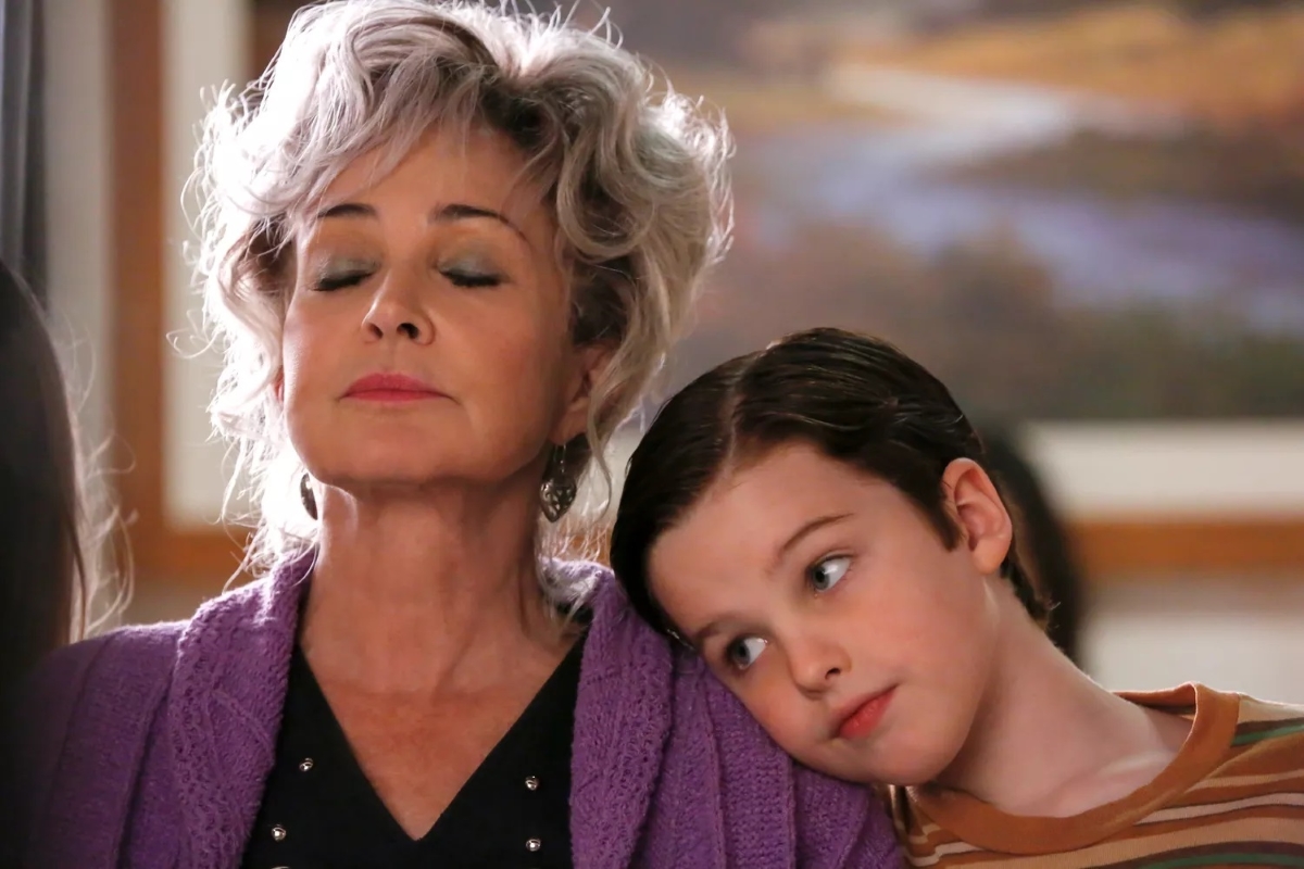 Iain Armitage e Annie Potts em Jovem Sheldon (Divulgação / Warner Bros.)