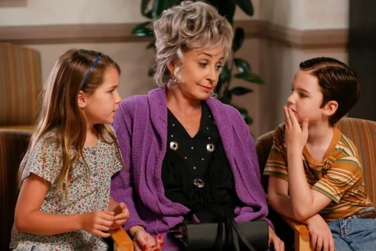 Iain Armitage, Raegan Revord e Annie Potts em Jovem Sheldon (Divulgação / Warner Bros.)