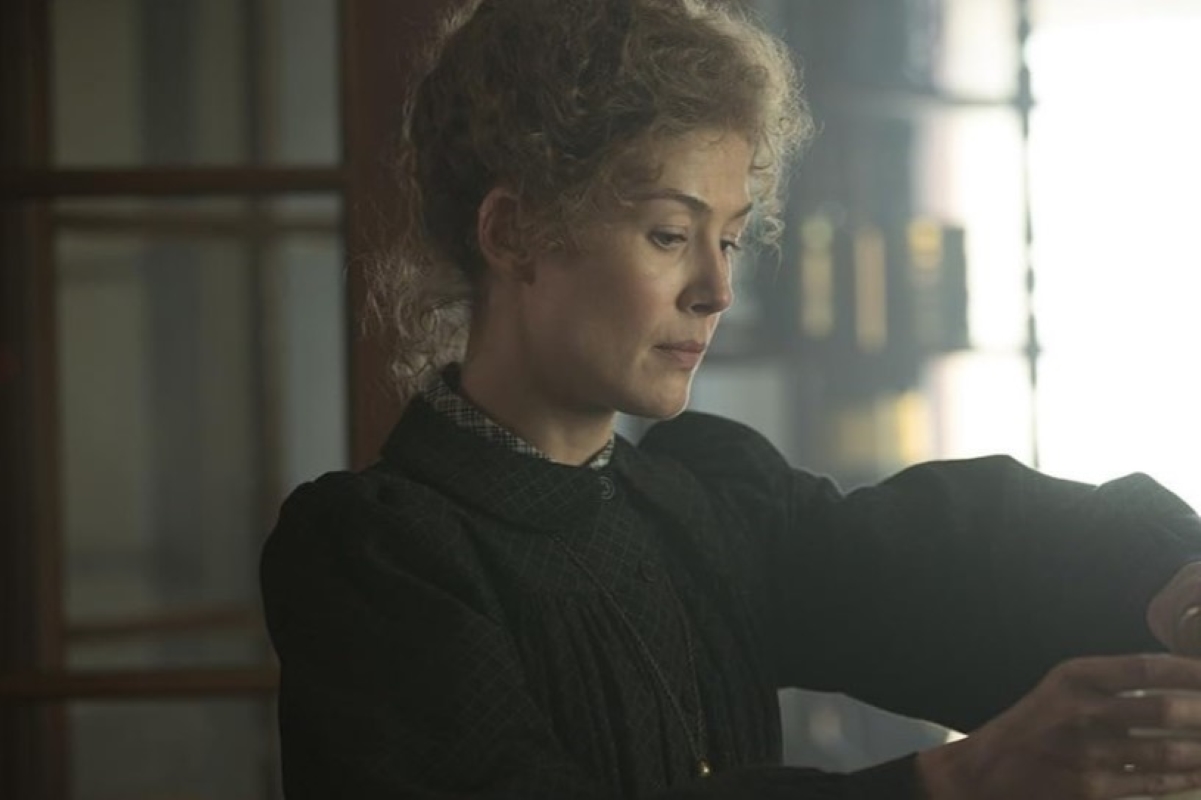 Rosamund Pike com Marie Curie em Radioactive (Reprodução)