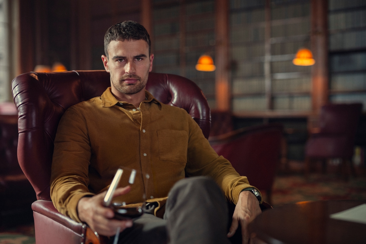 Theo James como Eddie Horniman em Magnatas do Crime (Divulgação / Netflix)