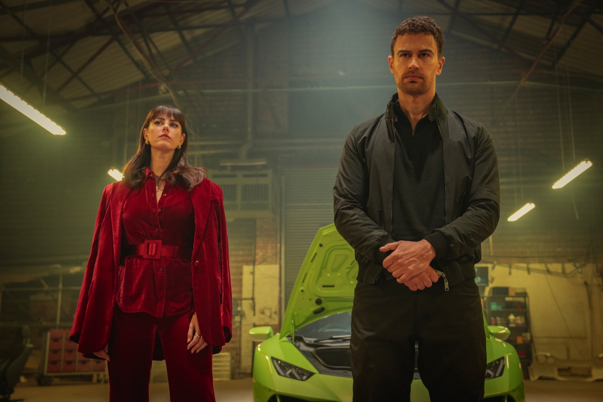 Susie Glass (Kaya Scodelario) e Eddie Horniman (Theo James) em Magnatas do Crime (Divulgação / Netflix)