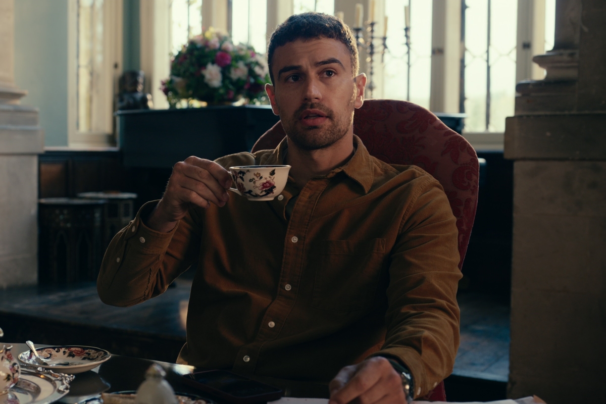 Theo James como Eddie Horniman em Magnatas do Crime (Divulgação / Netflix)