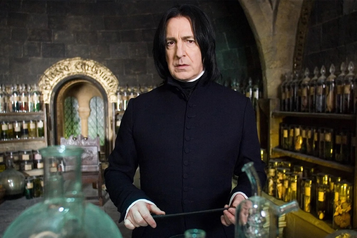 Alan Rickman como Severus Snape na franquia Harry Potter (Reprodução / Warner Bros.)