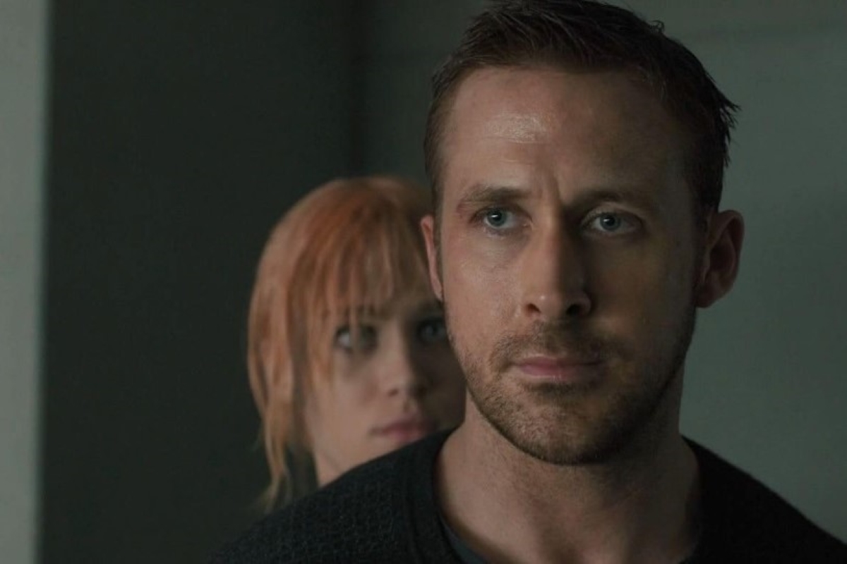 Ryan Gosling e Mackenzie Davis em Blade Runner 2049 (Reprodução)