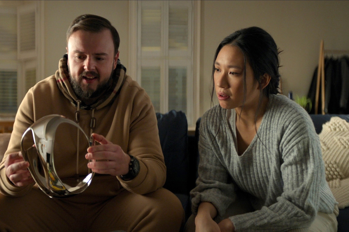 John Bradley como Jack Rooney, Jess Hong como Jin Cheng em O Problema dos 3 Corpos (Divulgação / Netflix)