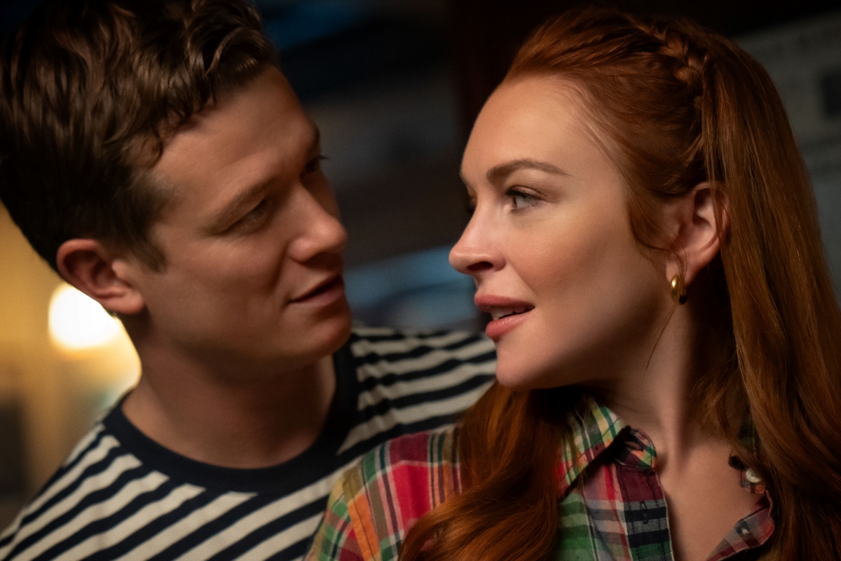 Ed Speleers como James Thomas e Lindsay Lohan como Maddie Kelly em Pedido Irlandês (Divulgação / Netflix)