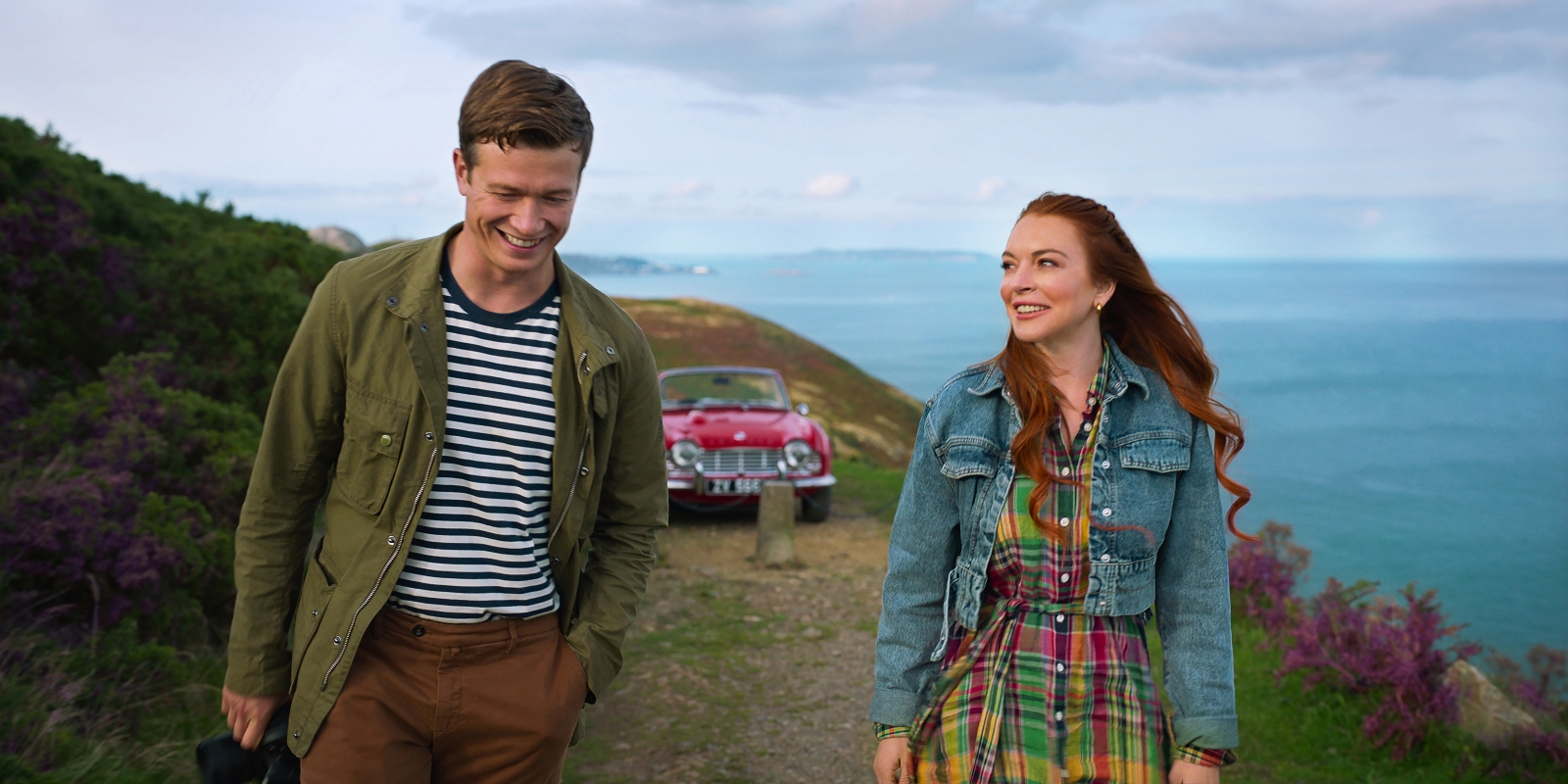 Ed Speleers como James Thomas e Lindsay Lohan como Maddie Kelly em Pedido Irlandês (Divulgação / Netflix)