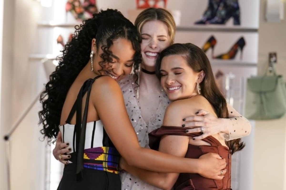 Aisha Dee, Meghann Fahy, e Katie Stevens em The Bold Type (Reprodução)