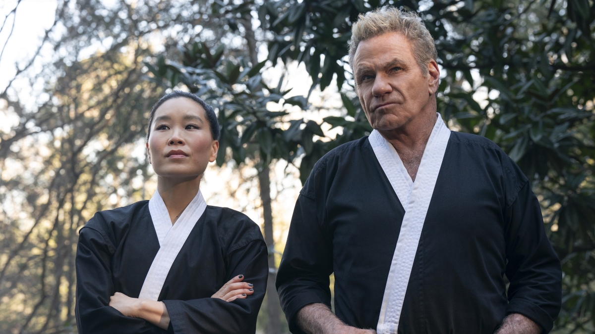 Alicia Hannah-Kim, Martin Kove em Cobra Kai (Divulgação / Netflix)