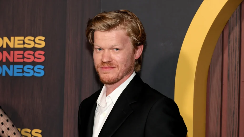 Jesse Plemons elenco de Dia Zero