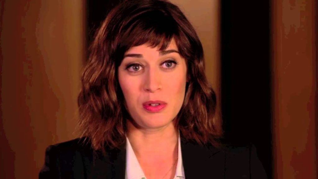 Lizzy Caplan elenco de dia zero